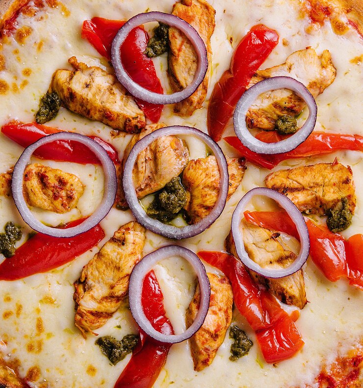 Pizza fresca de pollo asado con verduras