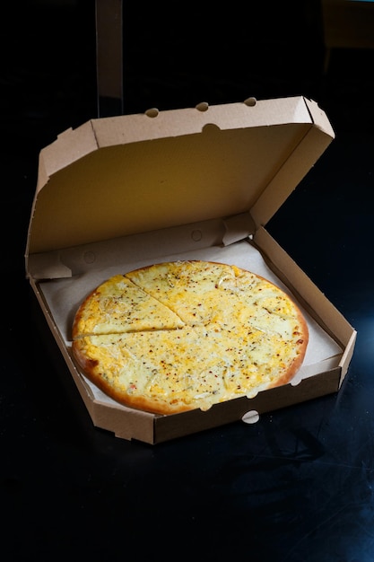 Pizza fresca con queso en una caja artesanal de cartón pizza recién horneada