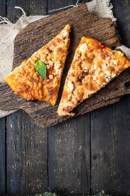 Pizza frische heiße Snacks Kochen in einem Teller auf dem Tisch gesundes Essen Mahlzeit Snack Kopie Raum Essen