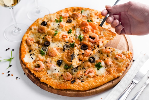 Pizza con gambas y vino.