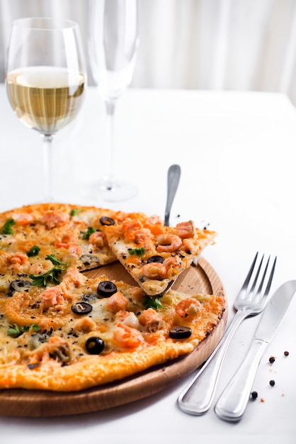 Pizza con gambas y vino.