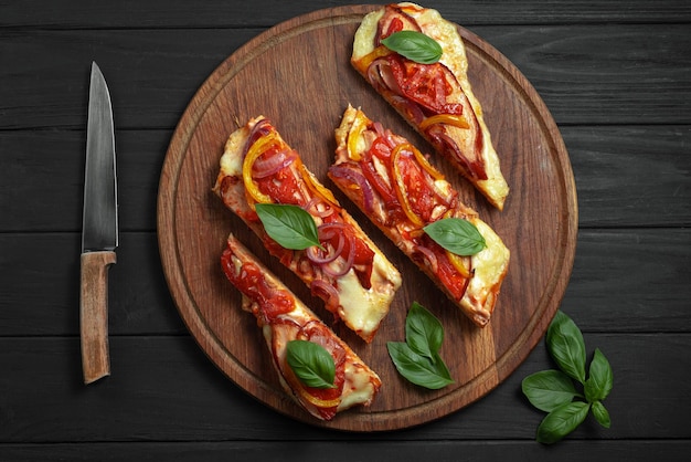 Pizza sin gluten pizza de pan plano en un pan plano con verduras sobre un fondo de madera negra el piz