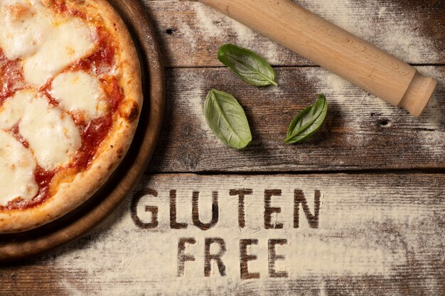 Una pizza sin gluten sobre un fondo de madera rústica, cerrar