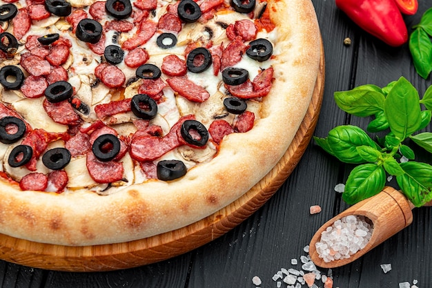 Pizza grande e saborosa com diferentes tipos de carne