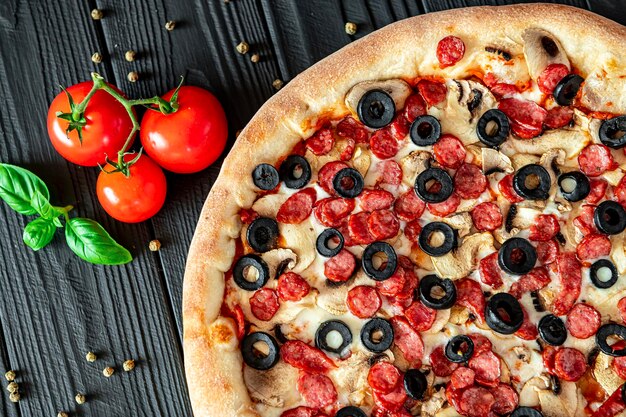 Pizza grande e saborosa com diferentes tipos de carne