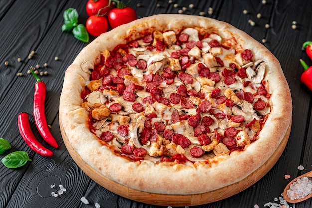 Pizza grande e saborosa com diferentes tipos de carne