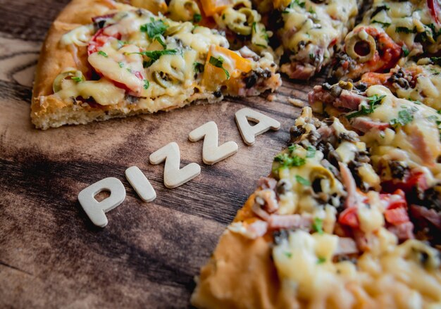 Pizza grande em uma mesa de madeira. Restaurante.