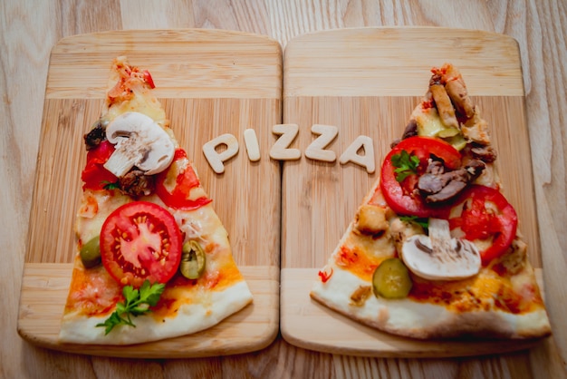 Foto pizza grande em uma mesa de madeira. restaurante.