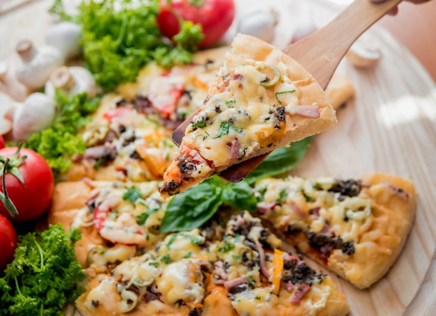 Pizza grande em uma mesa de madeira. restaurante.