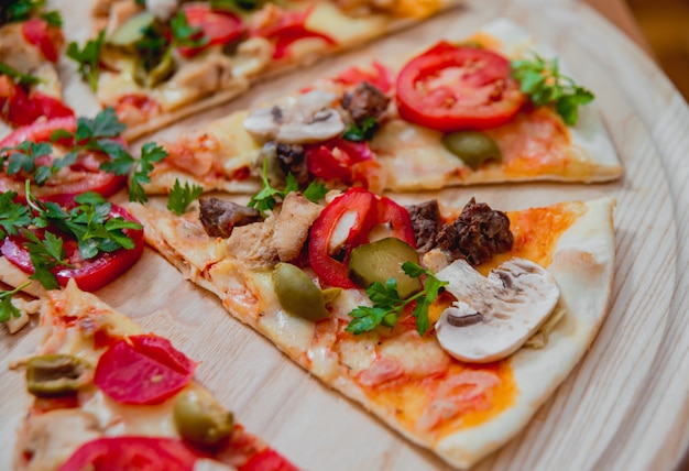 Pizza grande em uma mesa de madeira.