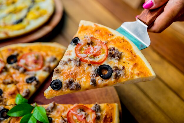 Pizza grande en una mesa de madera. Restaurante.