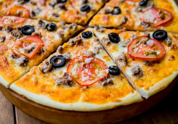 Pizza grande en una mesa de madera. Restaurante.