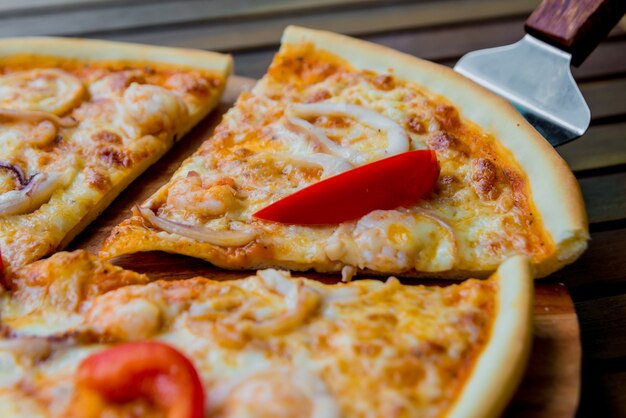 Pizza grande en una mesa de madera. Restaurante.