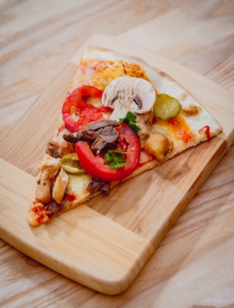 Pizza grande en una mesa de madera. Restaurante.