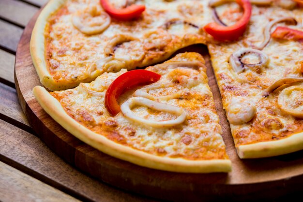 Pizza grande en una mesa de madera Restaurante