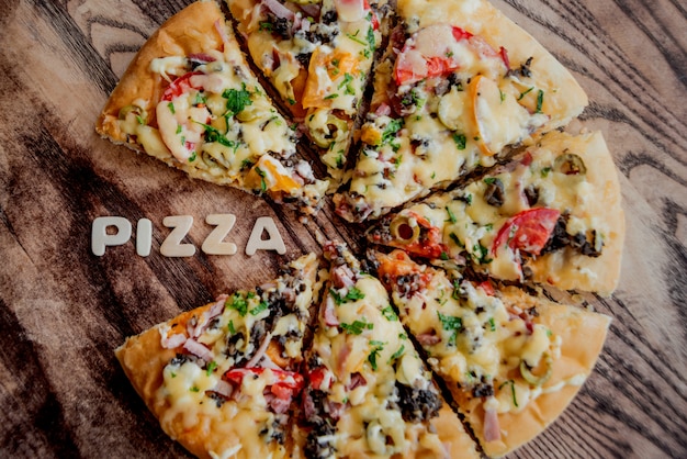 Pizza grande en una mesa de madera. Restaurante.