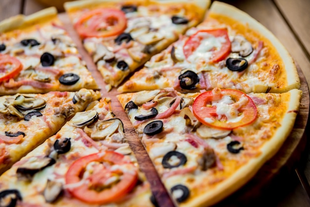 Pizza grande en una mesa de madera. Restaurante.