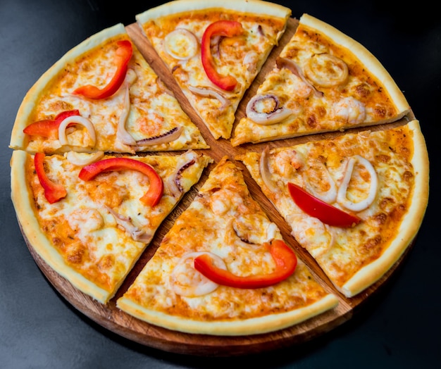 Pizza grande en una mesa de madera. Restaurante.