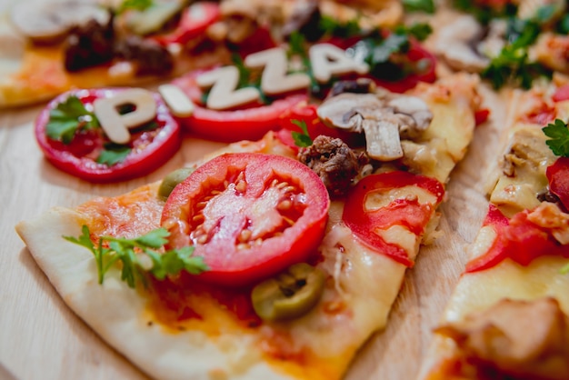 Pizza grande en una mesa de madera.