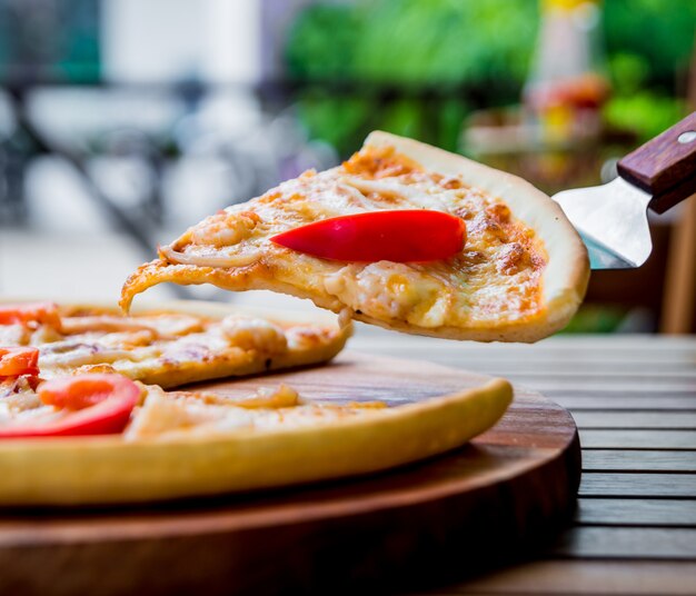 Pizza grande en una mesa de madera.