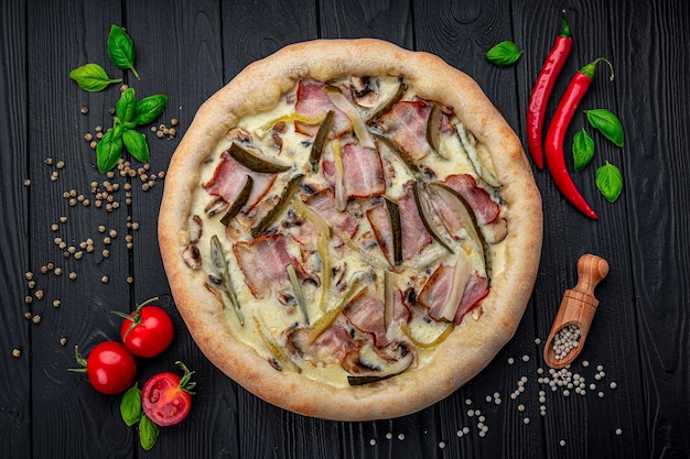 Pizza grande y sabrosa con champiñones y pepinos en escabeche de tocino