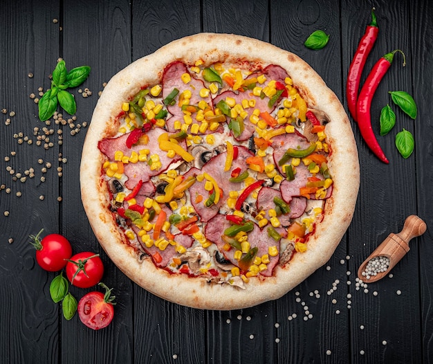 Pizza grande y sabrosa con diferentes tipos de carne Pizza con diferentes tipos de ingredientes pimentón dulce y champiñones