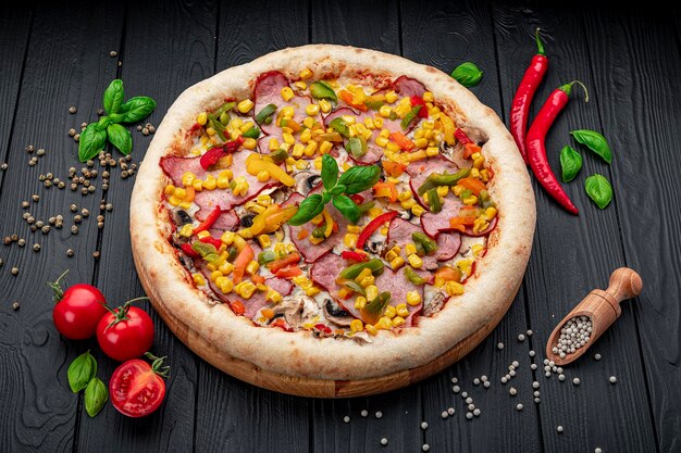 Pizza grande y sabrosa con diferentes tipos de carne Pizza con diferentes tipos de ingredientes pimentón dulce y champiñones