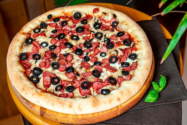 Pizza grande y sabrosa con diferentes tipos de carne.