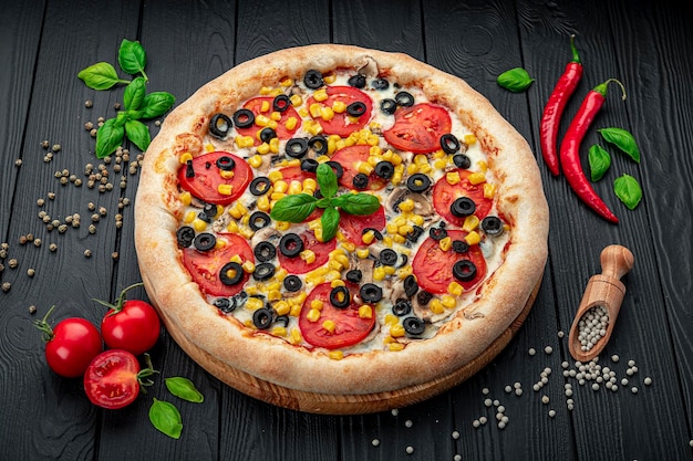 Pizza grande y sabrosa con diferentes tipos de carne.