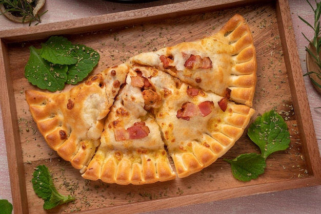 Pizza-Hauch-Schinken-Käse auf weißer Holzplatte auf Holzhintergrund