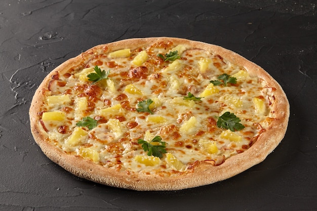 Pizza havaiana com queijo presunto abacaxi e bacon