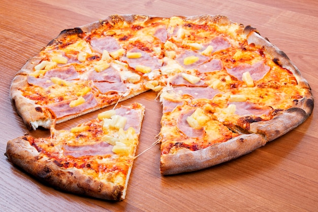 Pizza hawaiana en un fondo de madera