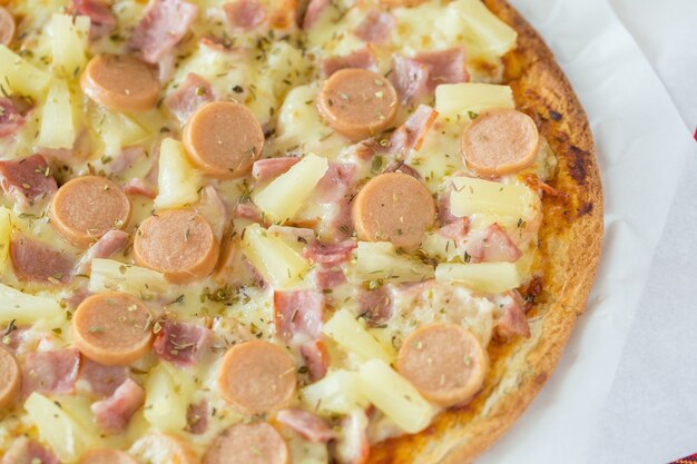 Pizza hawaiana de jamón y piña