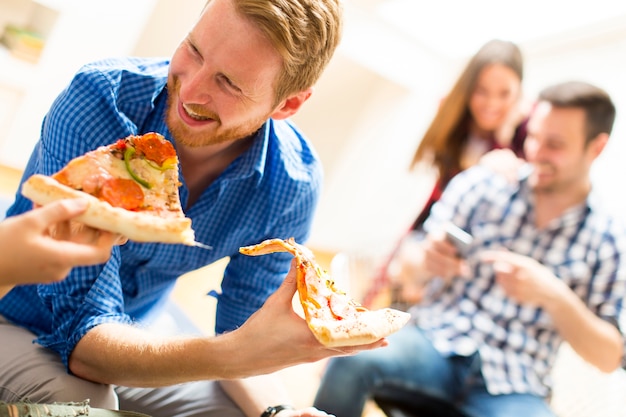 Pizza de hombre comiendo