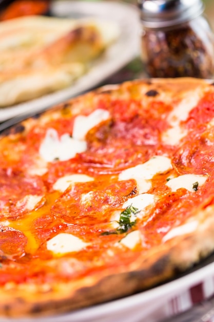 Pizza im Napolitana-Stil auf dem Tisch im italienischen Restaurant.