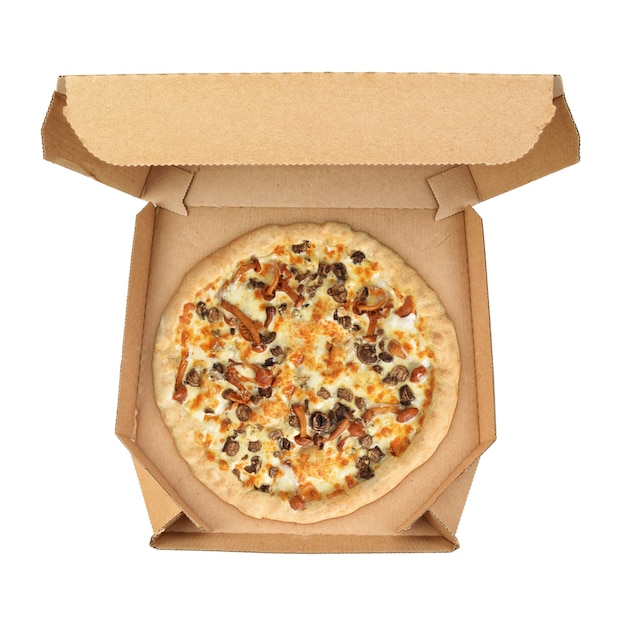 Pizza inteira com cogumelos mel em caixa para viagem de papelão ondulado isolada no fundo branco.