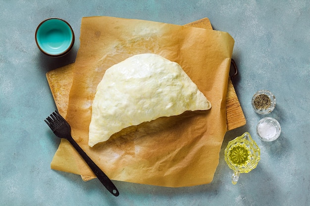 Pizza italiana Calzone con hierbas frescas y hierbas alimentos saludables