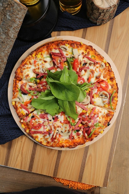 Pizza italiana caseira com queijo mussarela salame molho de tomate pimenta rúcula e especiarias