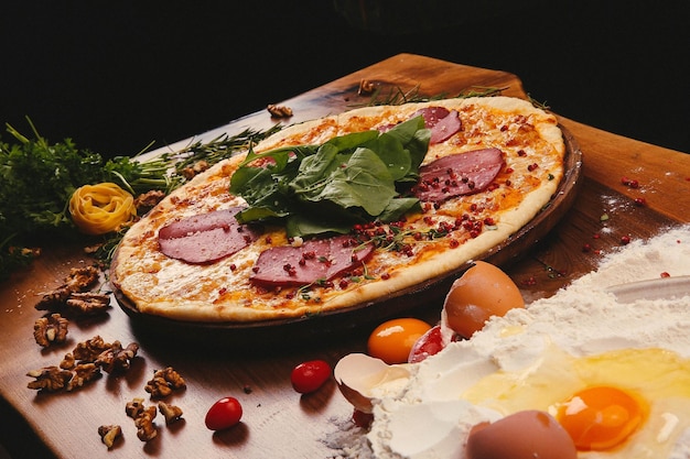 Pizza italiana casera con queso mozzarella, salami, salsa de tomate, pimienta, rúcula y especias