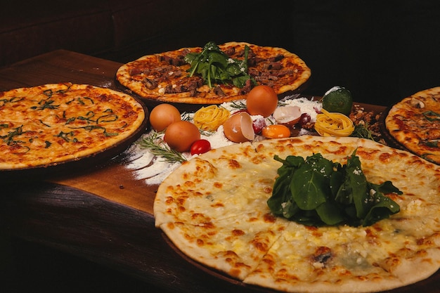 Pizza italiana casera con queso mozzarella, salami, salsa de tomate, pimienta, rúcula y especias