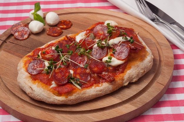 Pizza italiana clásica con chorizo y mozzarella