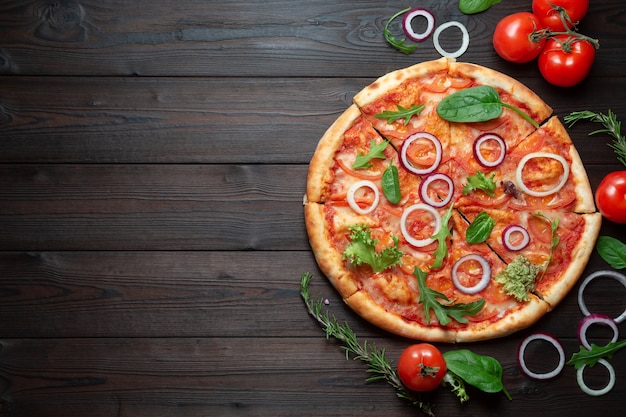 Pizza italiana clássica em fundo escuro