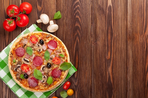 Pizza italiana com azeitonas de tomate pepperoni e manjericão