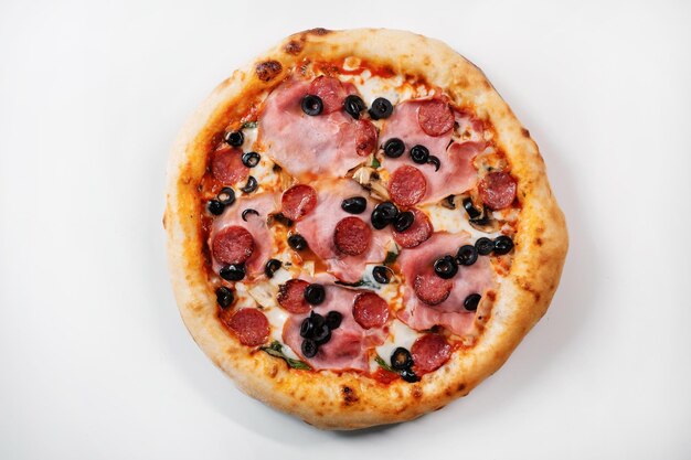 Pizza italiana com azeitonas e cogumelos do presunto do salame entrega italiana do fast food