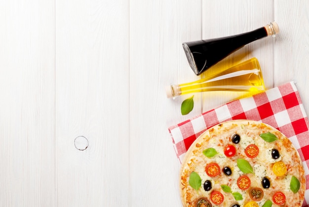 Pizza italiana com azeitonas e manjericão dos tomates do queijo