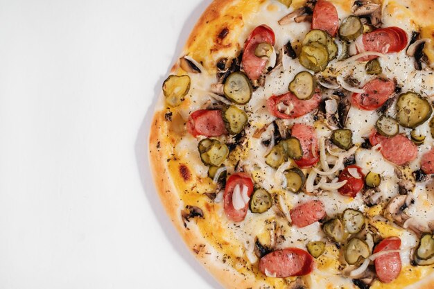 Pizza italiana com cebolas de cogumelos de salsicha e pepinos em conserva closeup