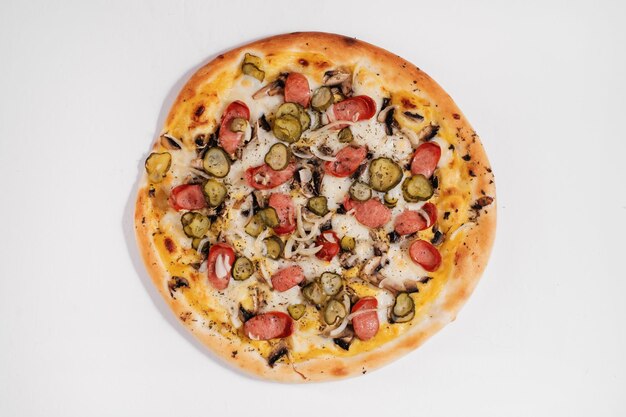 Pizza italiana com cebolas de cogumelos de salsicha e pepinos em conserva