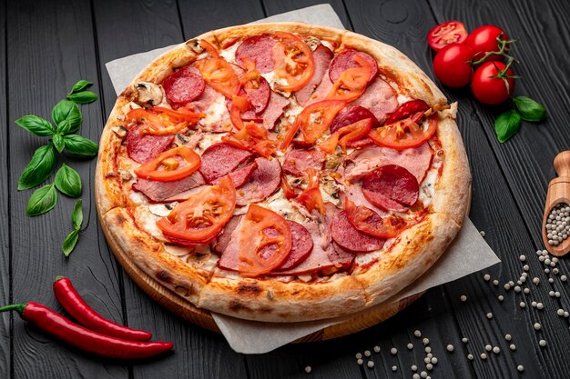 Pizza italiana com presunto salsicha cogumelos tomates e cebolas