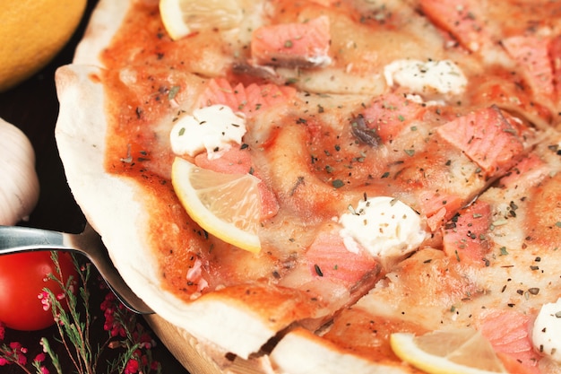 Pizza italiana com salmão, limão e queijo