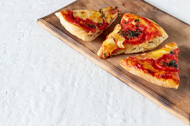 Pizza italiana com tomate e queijo mussarela. Cozinha italiana. Margherita.